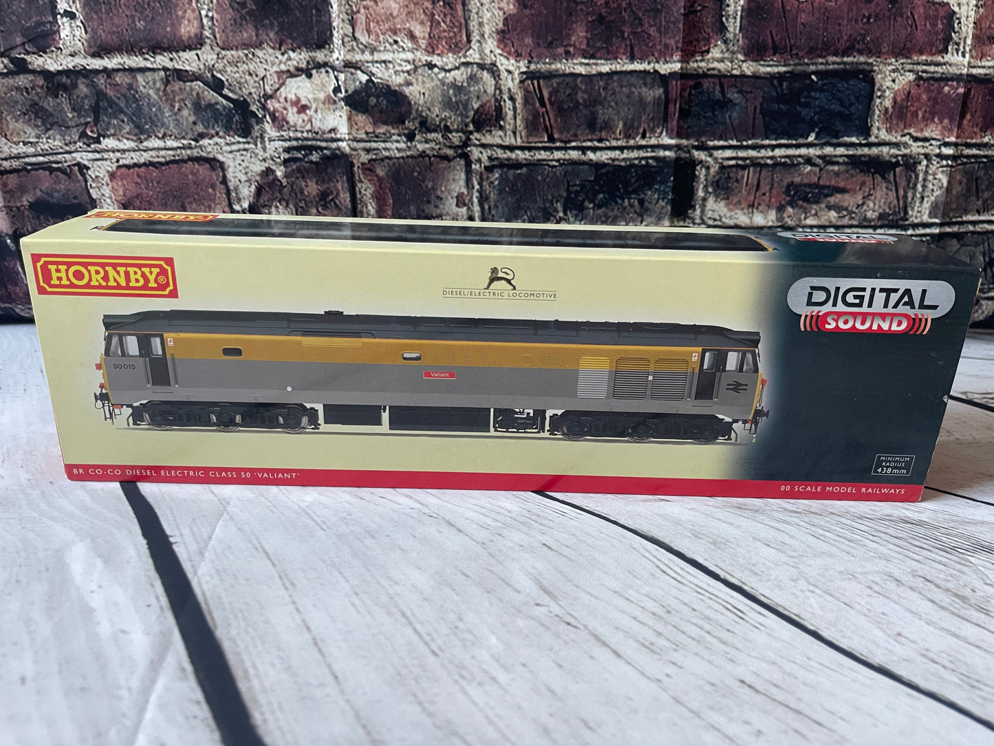 Hornby R2802XS. Class 50 50015 "Valiant" in Civil Engineer's Livery