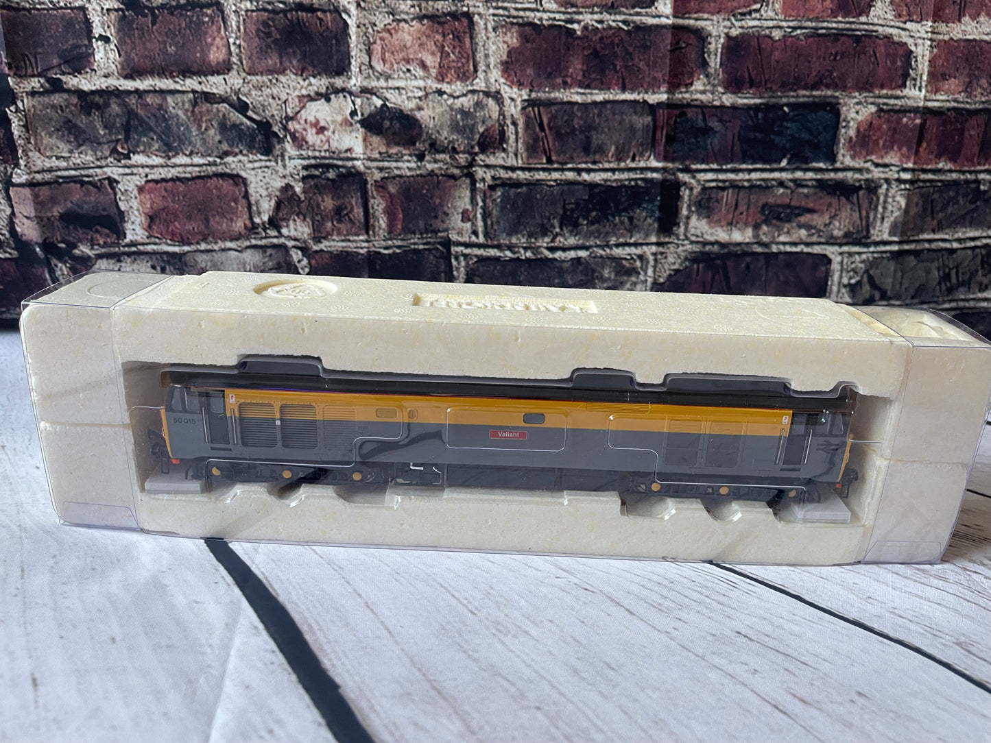 Hornby R2802XS. Class 50 50015 "Valiant" in Civil Engineer's Livery